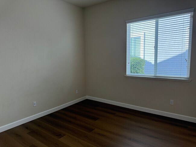 Building Photo - 1587 Regent Dr