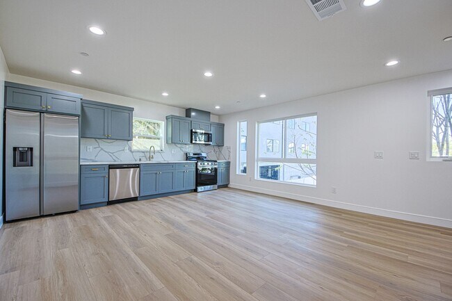 Primary Photo - 10801 Kling St