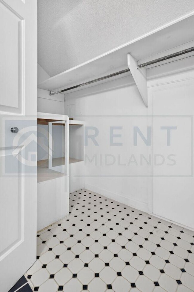 Building Photo - Beautiful Condo Available