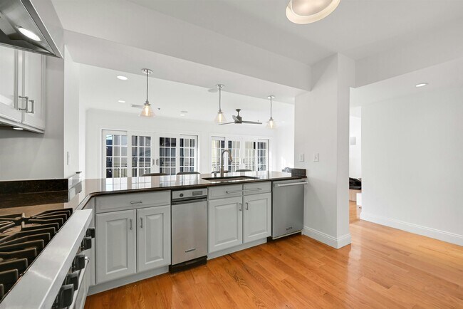 Building Photo - 64 Madison St