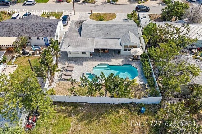 Building Photo - 14024 N Bayshore Dr