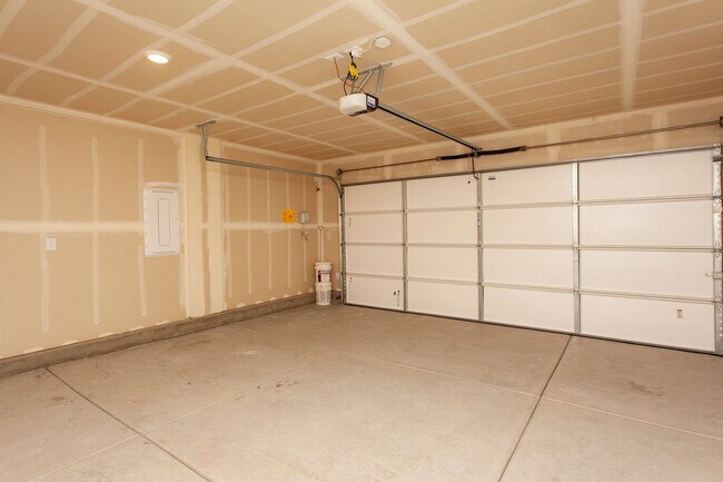 Building Photo - 8981 Quail Fls Dr