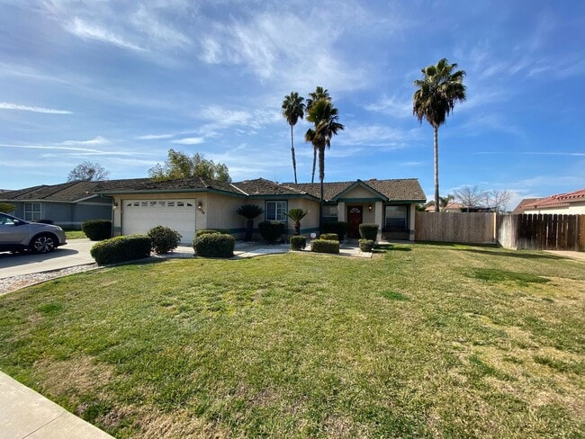 Building Photo - Beat the heat in North Hanford, Central air, and pool!