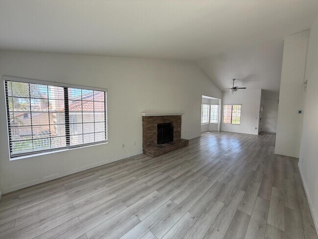 Building Photo - 2503 Levante St