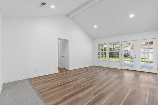 Building Photo - 18049 Martin Dr