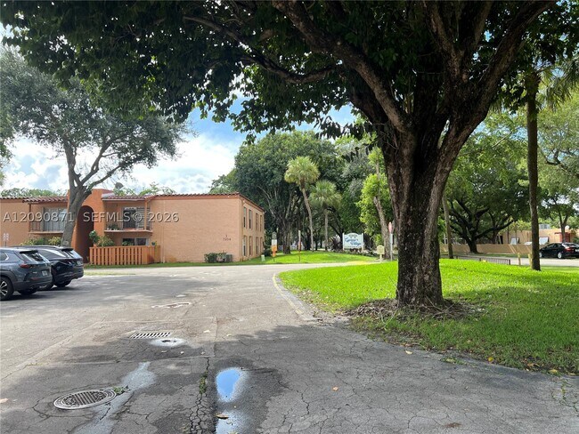 Building Photo - 7200 Fairway Dr