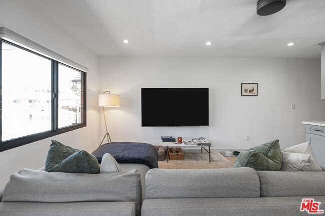 Building Photo - 2422 W 30th St