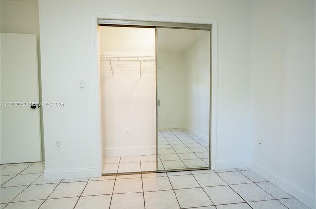 Building Photo - 2121 SW 13th Ave