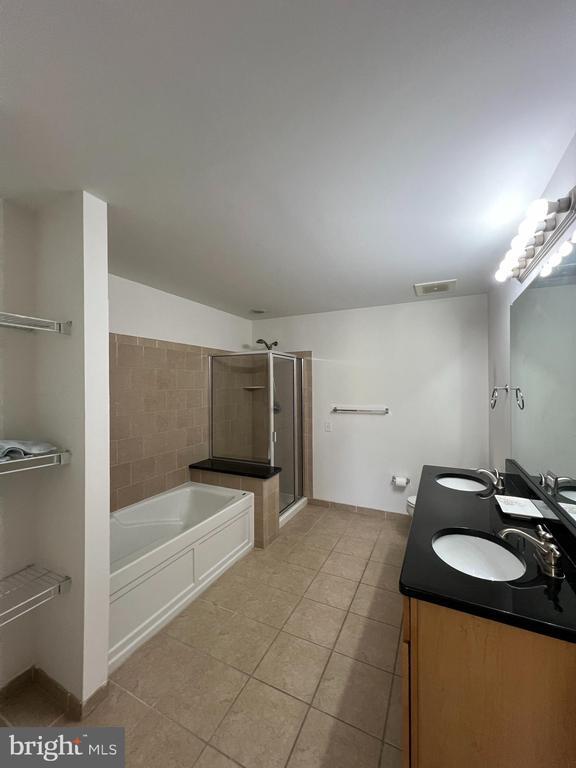 Building Photo - 500 Admirals Way
