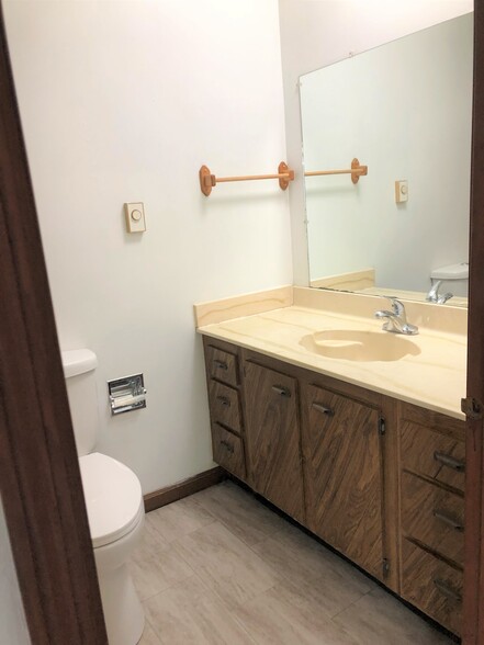 Bathroom - 906 N West St