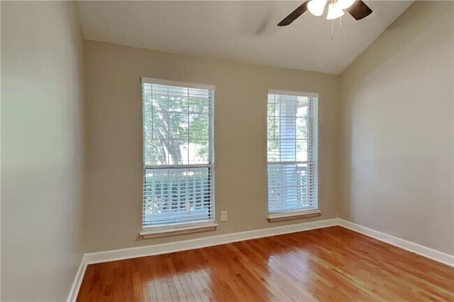Building Photo - 345 E Willow Run