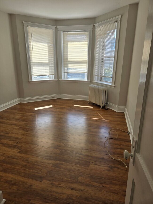 Building Photo - Great 2 bed located on the Green Line (BU) available now!