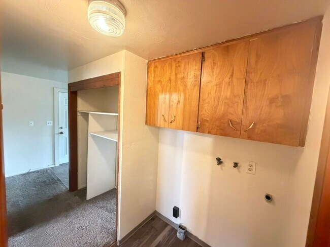 Building Photo - Large Two Bedroom Conveniently located Amenities!