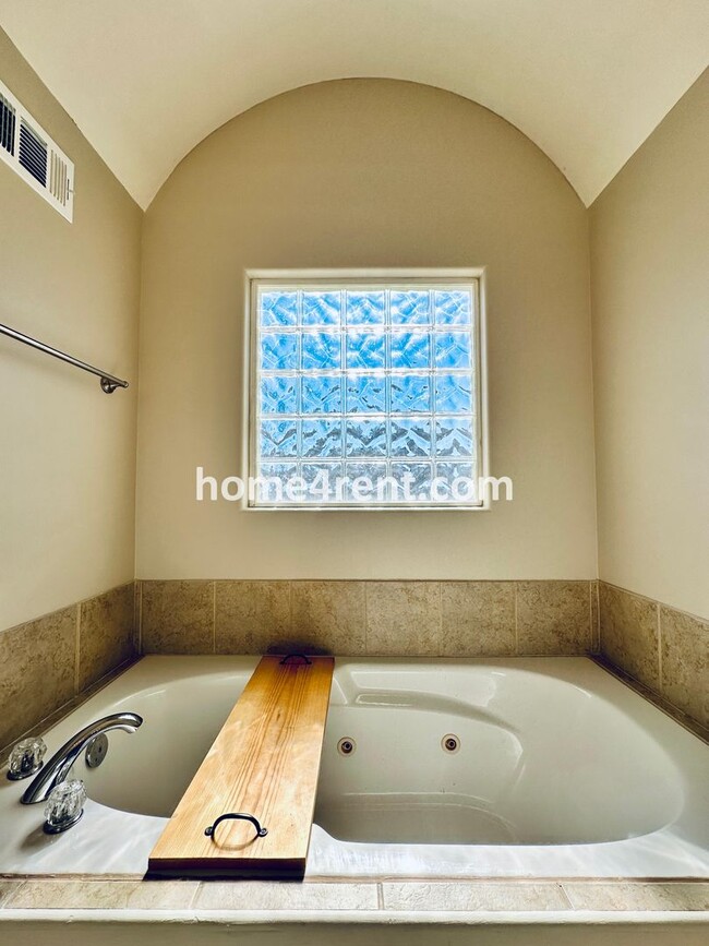 Building Photo - Spacious Four Bedroom Northland Home with a Finished Basement, 3 car garage and Fenced Yard!