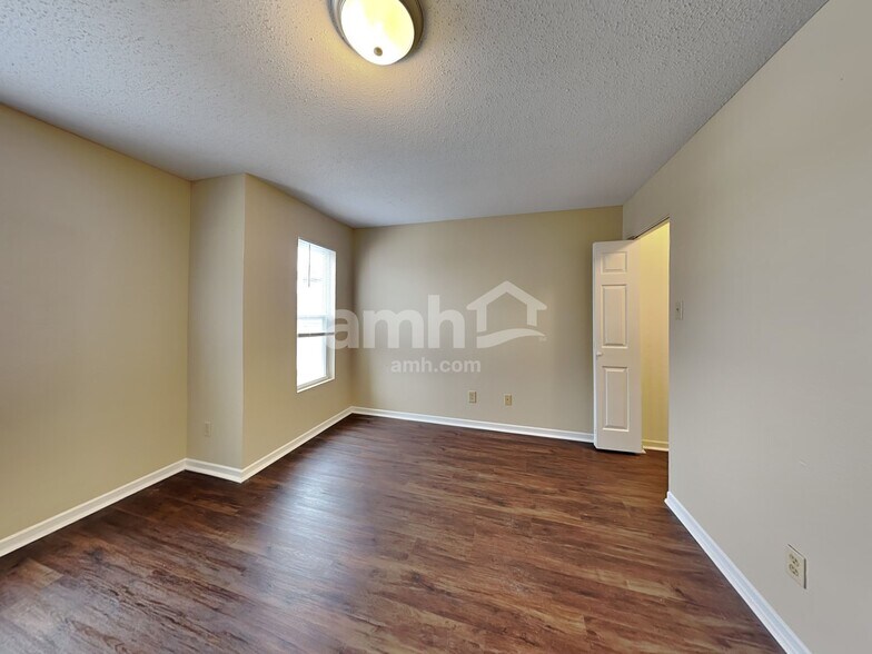 Building Photo - 933 Balto Dr