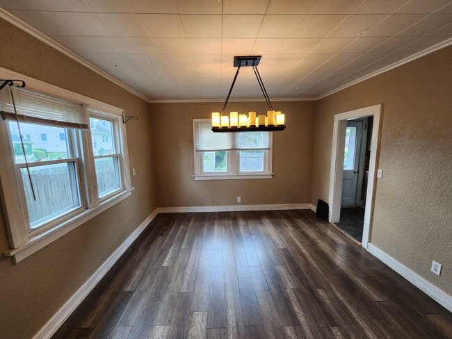Building Photo - Charming 2 Bedroom House