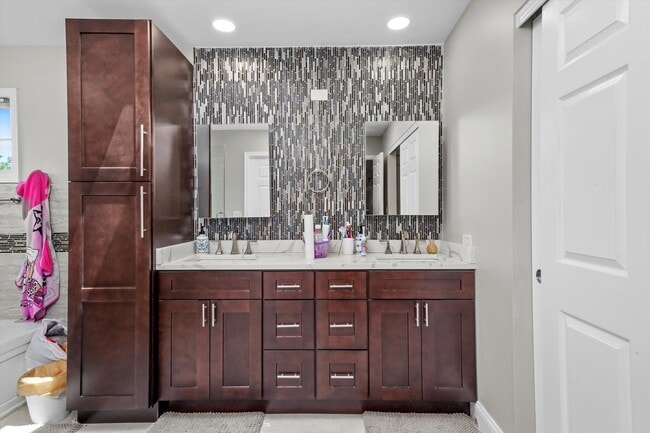 Building Photo - 2227 Avalon Ct S