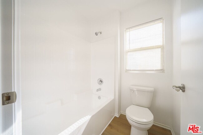 Building Photo - 121 Cancion Way