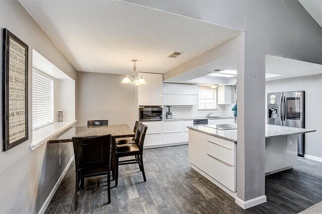 Building Photo - 16635 Water Oak Dr