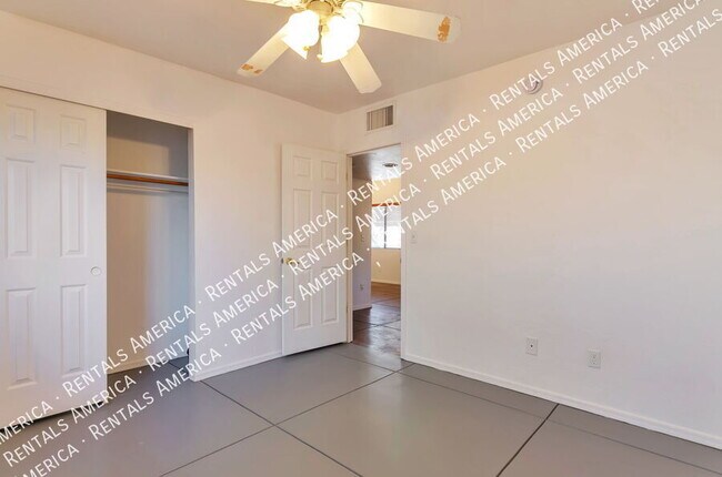 Building Photo - 1009 E Halcyon Rd