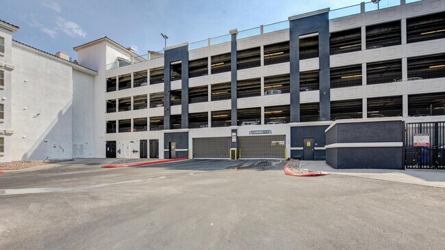 Building Photo - 818 E Flamingo Rd