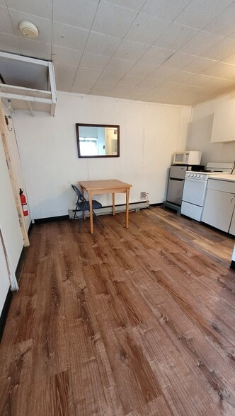 Building Photo - 1128 Hess Ave