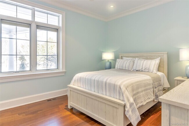 Building Photo - 695 Sound Dr