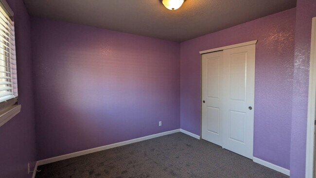 Building Photo - 5 BED/2 BATH RANCH HOME W/FINISHED BASEMEN...