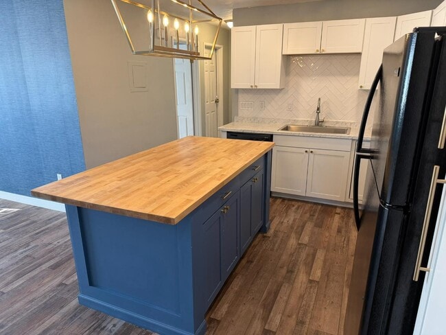 Building Photo - 65 E 600 S