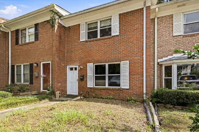 Building Photo - GREAT LOCATION 2BED 2BATH! FENCED IN YARD!