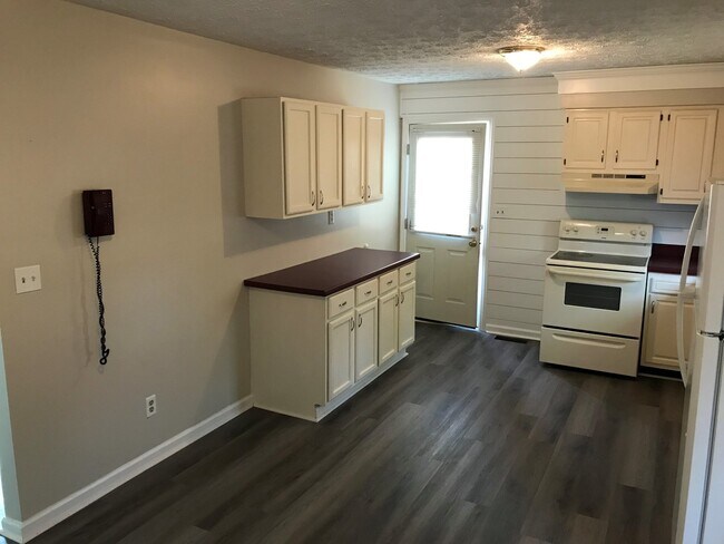 Building Photo - 3 Bedroom Brick Home - Move in Ready