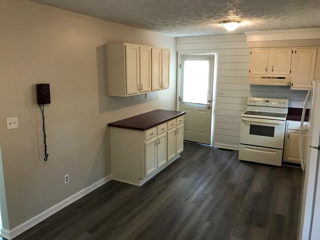 Building Photo - Move In Ready 3 Bedroom Brick Home