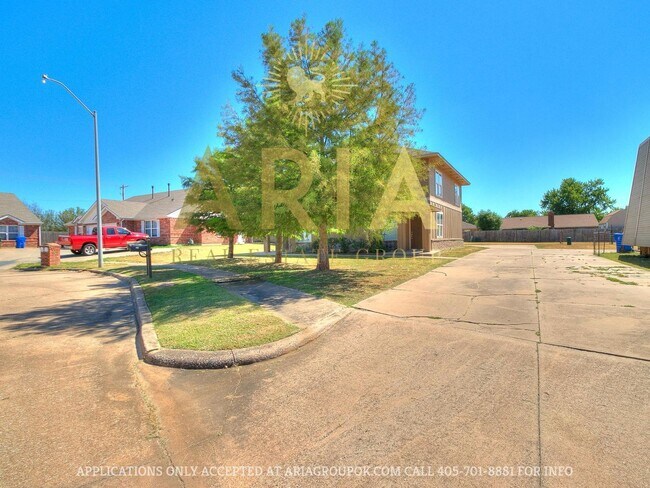 Building Photo - *611-613 Welston Cr.