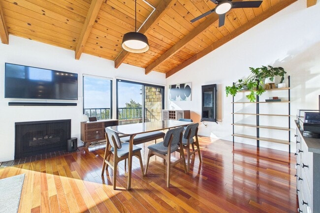 Building Photo - Rarely available Redwood Heights townhome with sweeping views of Oakland and San Francisco.