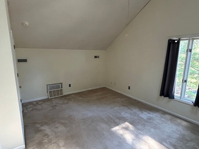 Building Photo - 4 Bed | 2 Bath Townhouse near NCSU - MOVE ...