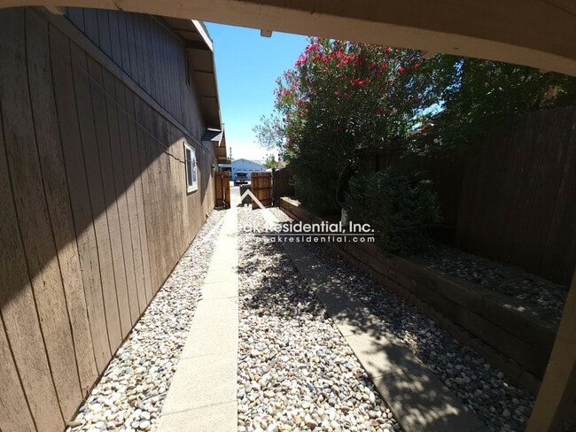 Building Photo - Cute Florin Area 3bd/2ba House with 2 Car ...