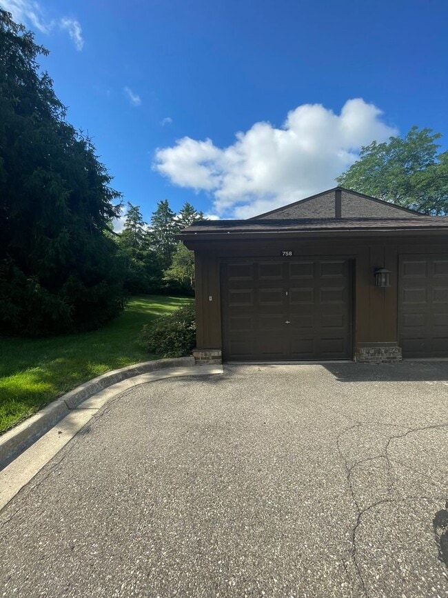 Building Photo - Updated End-Unit Condo in Earhart Village – Prime Location!