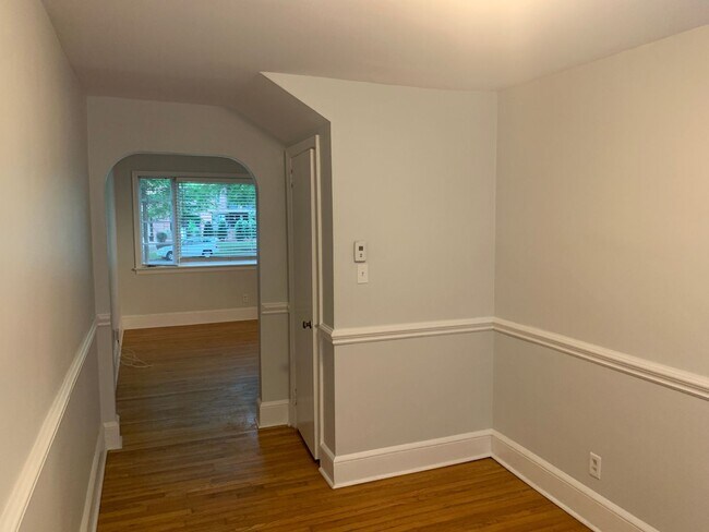 Building Photo - Cozy Condo located in the Queen Selwyn Com...