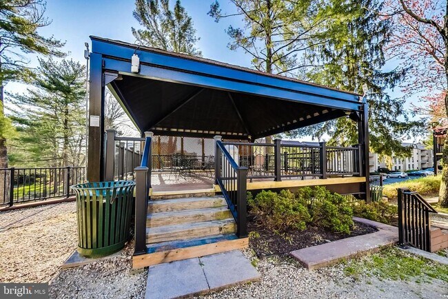 Building Photo - 307 Yoakum Pkwy