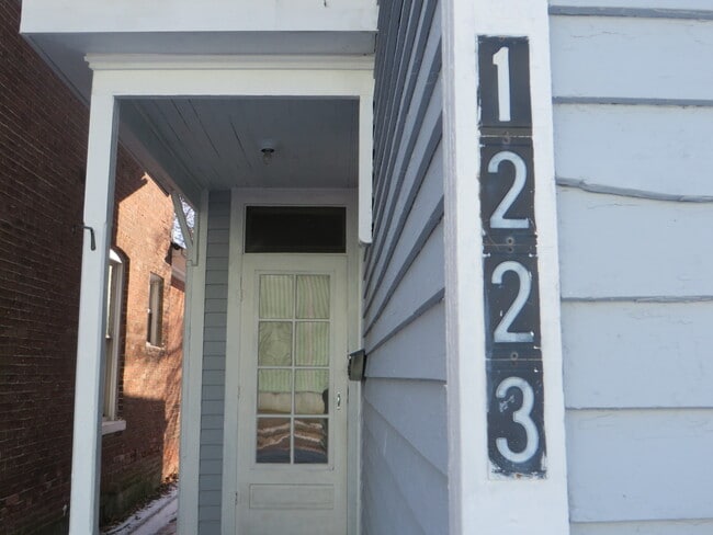 Primary Photo - Large Three Bedroom, 1.5 Bathroom Home hal...