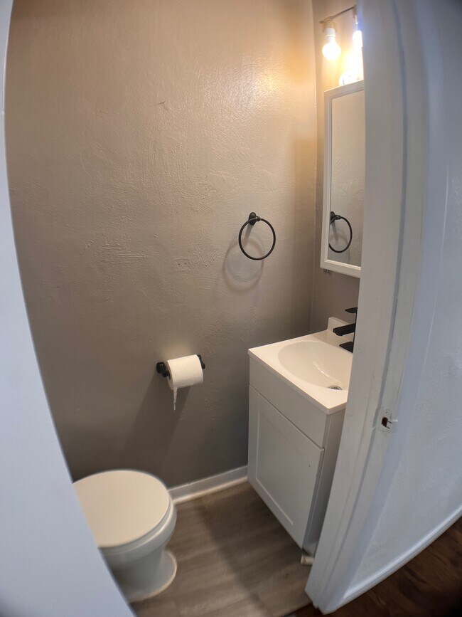 Building Photo - 6 Riverview Ln