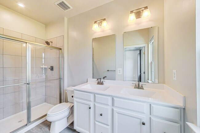 Building Photo - Meticulously Maintained 3 bedroom, 2.5 bat...