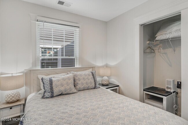 Building Photo - 19 Cummins St