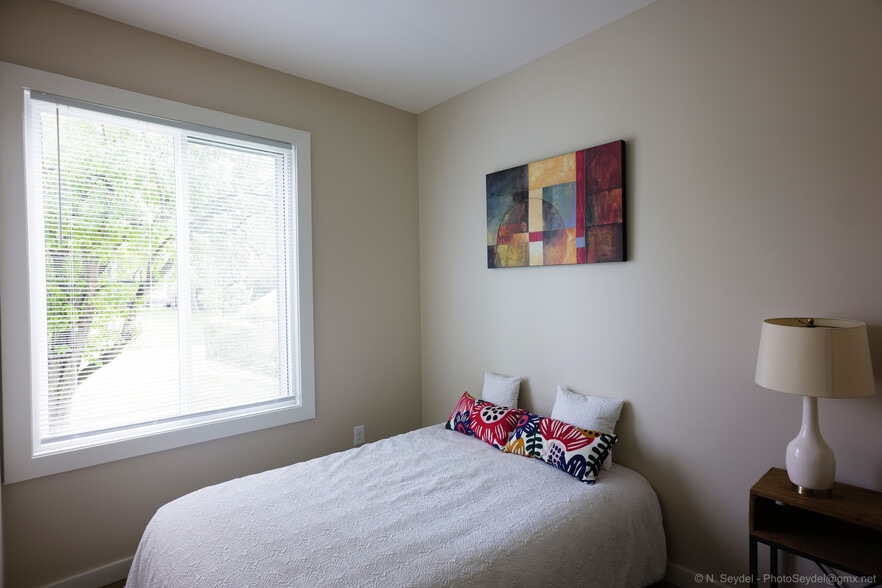 Building Photo - 266 King St