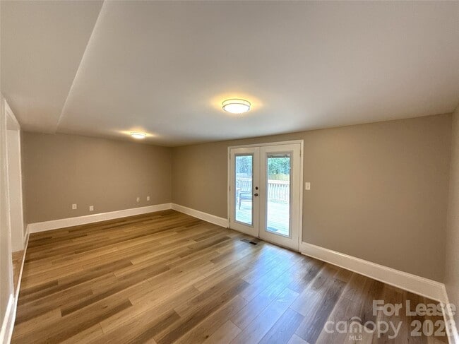 Building Photo - 833 Mohigan St