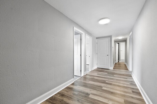 Building Photo - 2400 Woodbine Ave