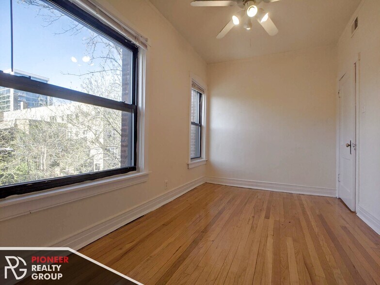 Building Photo - 822 W Waveland Ave