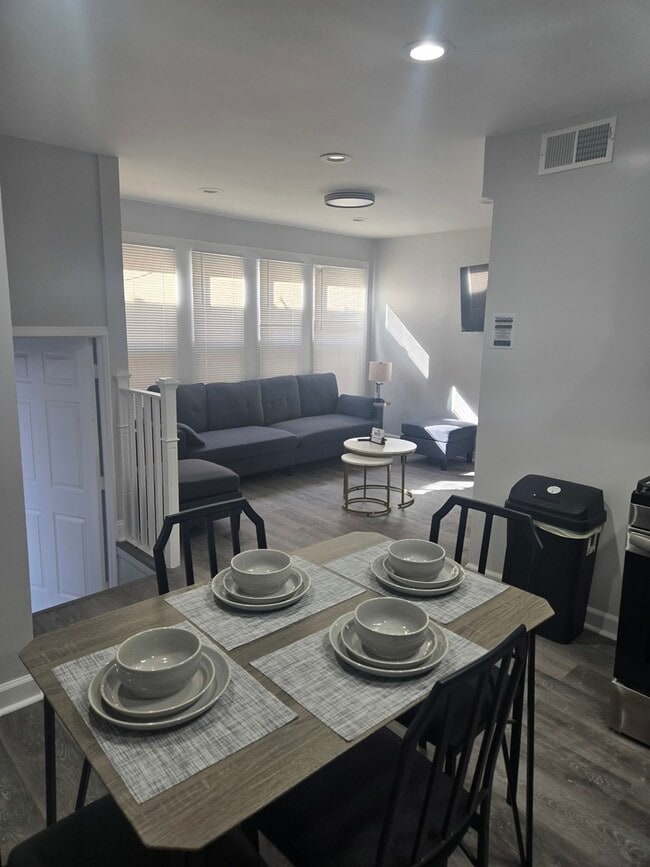 Building Photo - 8304 S Kedzie Ave