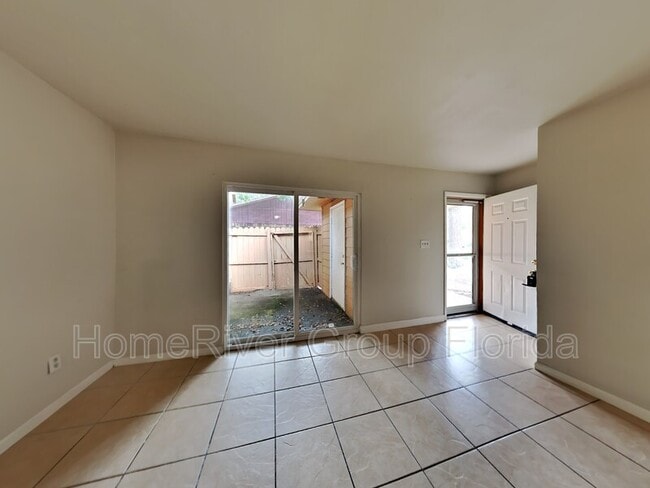 Building Photo - 3399 Green Briar Cir