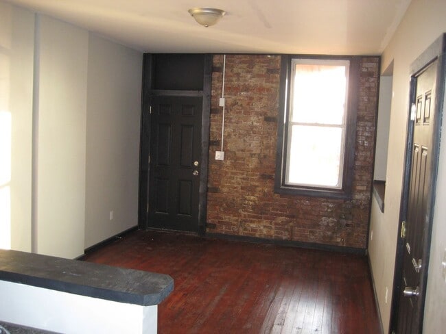 Building Photo - 2 BEDROOM UPDATED ALL ELECTRIC UNIT IN THE GROVE